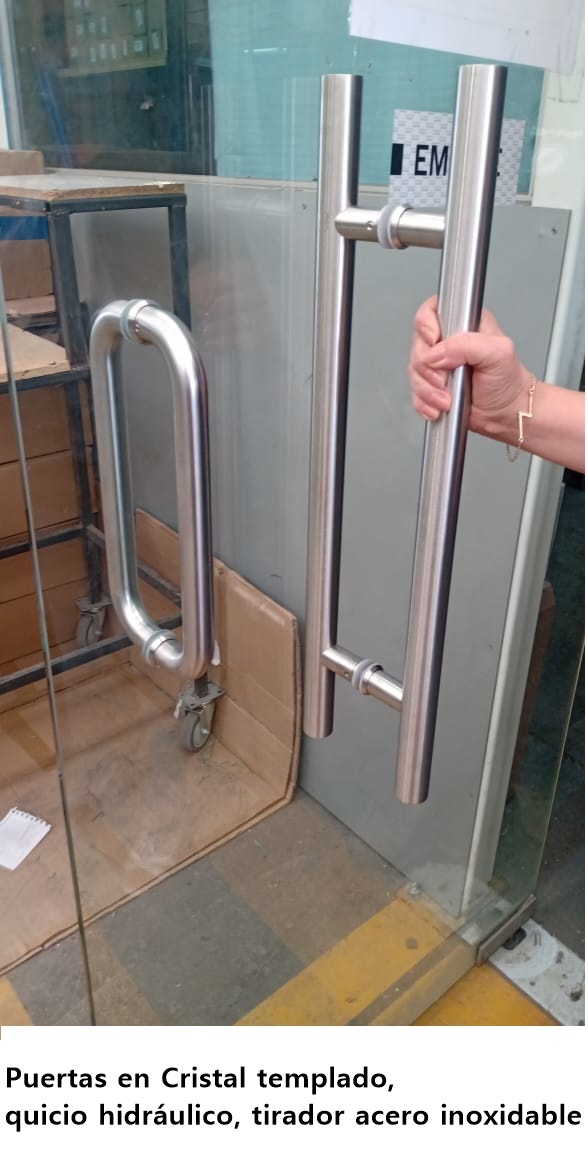 Puerta en cristal de 10mm templado, con quicio hidráulico y tiradores en acero inoxidable