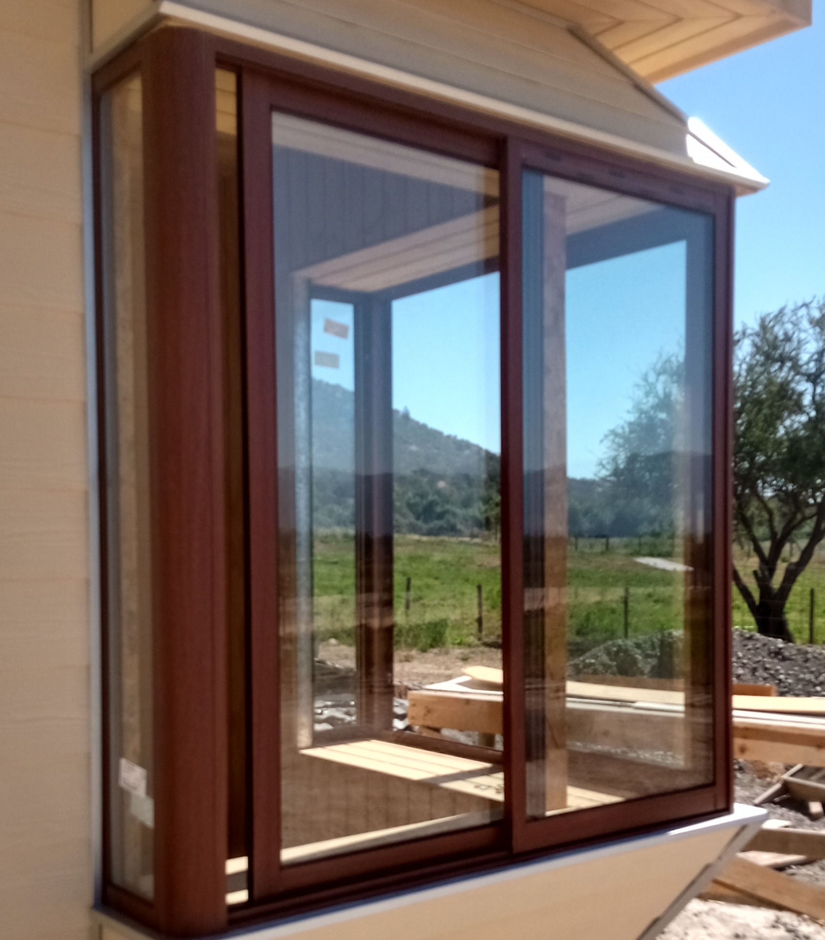 En las ventanas tipo Arco también tenemos la Serie 25 con la posibilidad de vidrio monolítico como también el doble vidrio, termo-panel de 18mm, está presente en varios colores (mate, titanio, blanco, madera)