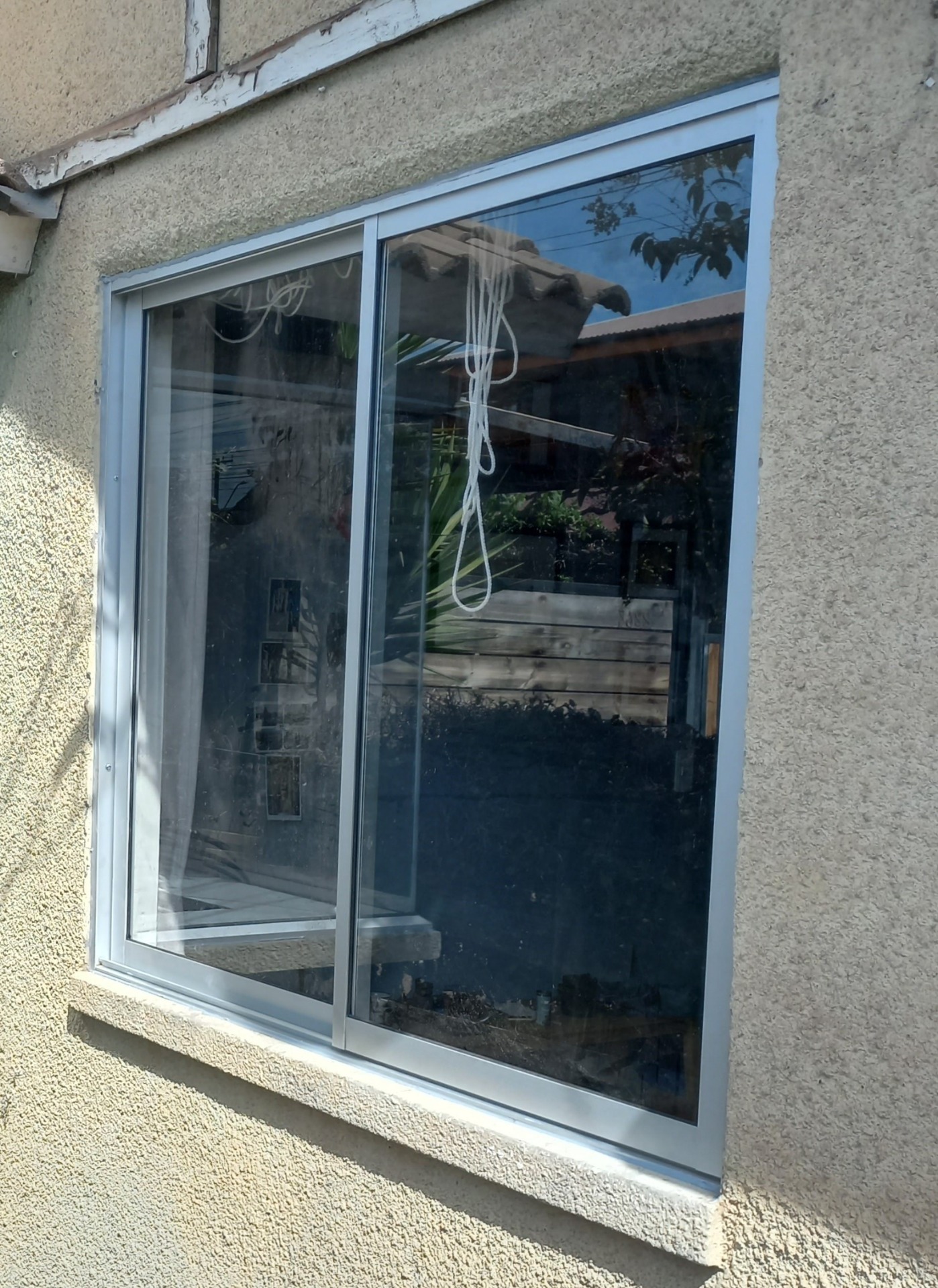 Ventana serie 20, está en el rango de una buena ventana económica con vidrio monolítico, está en diferentes colores (mate, titanio, blanco, tono madera)